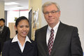 Le premier ministre Selinger avec Sarah Dimabuyu, cliente du programme 