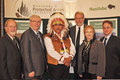 Le d�put� de Transcona, Darryl Reid, le premier ministre, Greg Selinger, le chef Danttouze, le ministre de la Conservation, Bill Blaikie, la d�put�e de Saint Norbert, Marilyn Brick, et le d�put� d�Entre-les-Lacs, Tom Nevakshonoff