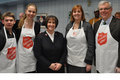 B�n�voles de l�Arm�e du Salut, Will Rattay et Claudia Rattay, une capitaine de l�Arm�e du Salut, Tiffany Marshall, la ministre du Logement et du D�veloppement communautaire, Kerri Irvin Ross, et le premier ministre, Greg Selinger