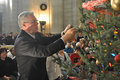 Premier Selinger decorating a Christmas tree in remembrance