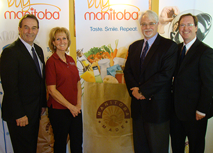 M. Greg Selinger, premier ministre (deuxi�me � partir de la droite), se joint � M. Craig Evans (� droite), directeur g�n�ral, Granny�s Poultry; M. Scott Chollak, vice-pr�sident des ventes au d�tail, Safeway; et M. Ron Kostyshyn (� gauche), ministre de l�Agriculture, de l�Alimentation et des Initiatives rurales, � l�occasion du lancement de la campagne officielle Achetez manitobain au magasin Safeway sur le chemin Henderson.