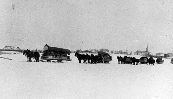 Transport des marchandises en hiver de The Pas à Flin Flon, 1925.