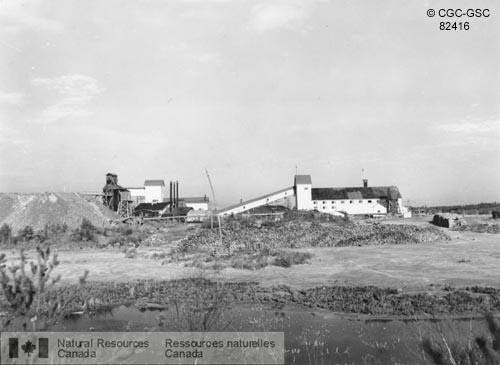 Puits et usine de traitement de la mine Kitchener, Central Manitoba Mines limitée, concession minière Kitchener, L. 154, région du lac Beresford, au sud-est du Manitoba.