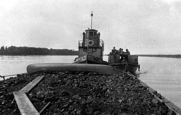 Minerai extrait de la mine Mandy transporté sur la rivière Saskatchewan vers The Pas, 1918. 