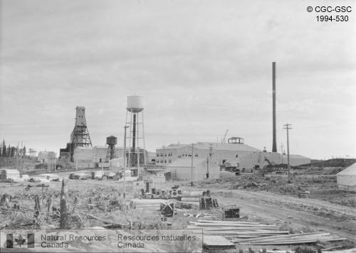 Chevalement et usine de traitement, au dépôt d'or de Snow Lake, Nor-Acme, Manitoba.