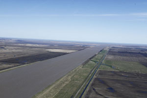 Vue aérienne du canal de dérivation Portage,  vers le nord et le lac Manitoba, le 14 mai 2011
