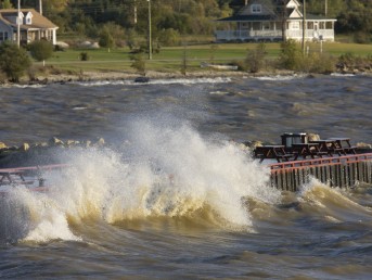 Des vagues d�ferlant sur un quai au lac Winnipeg, au Manitoba.