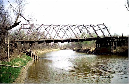 Pont &agrave; poutre triangul&eacute;e en bois