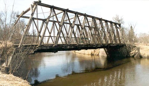 Pont &agrave; poutre triangul&eacute;e en bois de Gardenton