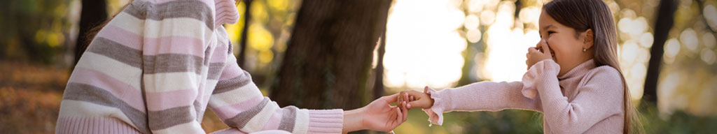 Close-up image of child and parent holding hands - Modernisation du droit de la famille website banner