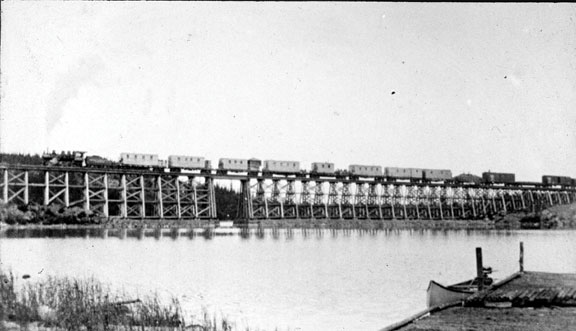 Pont sur chevalets de Flin Flon, près de Channing, 1930.