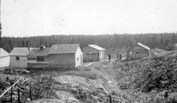 Bâtiments de la mine Gold Pan, district de Rice Lake, vers 1920.